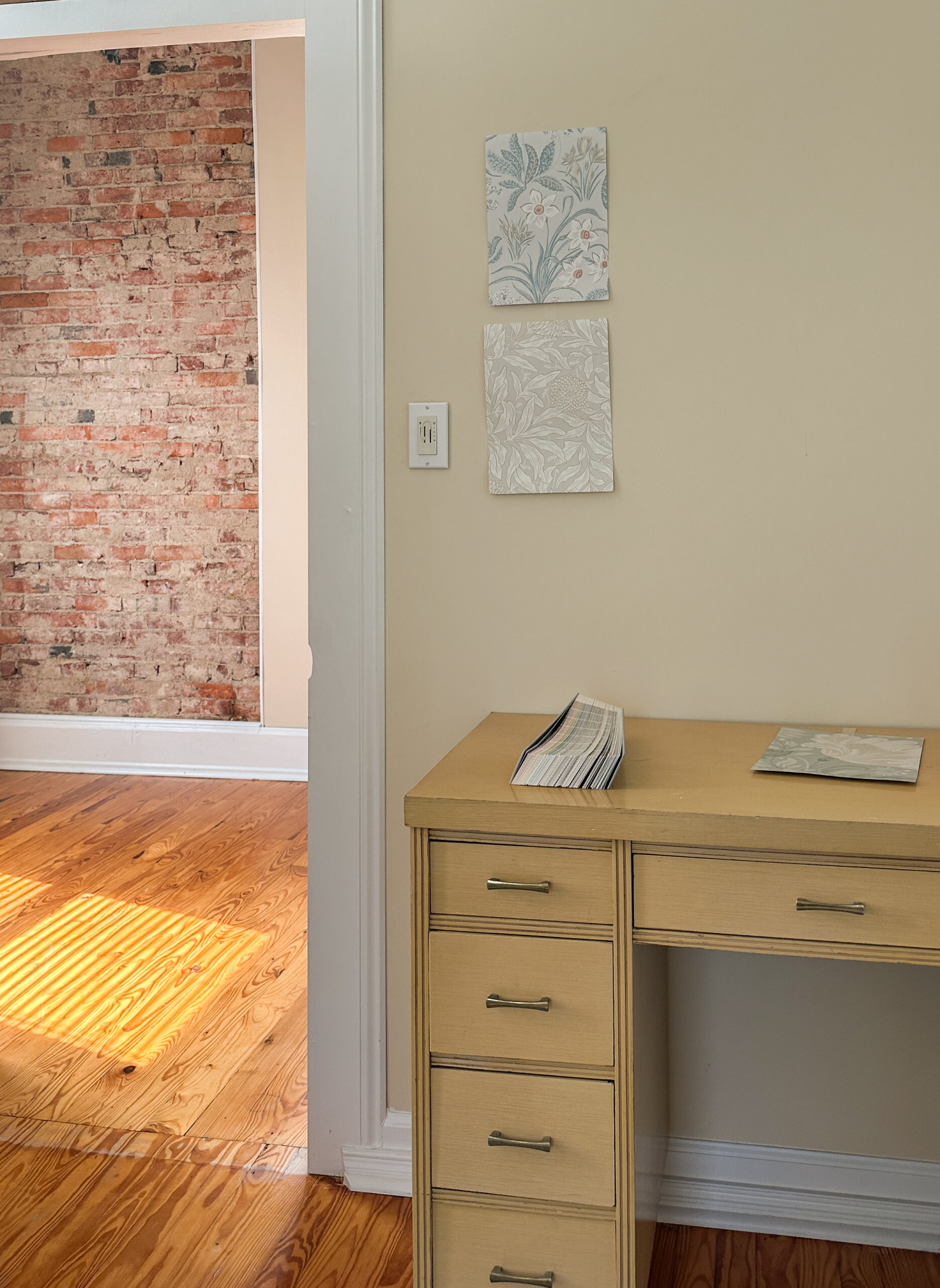 Olaf pattern wallpaper sandstone sandberg