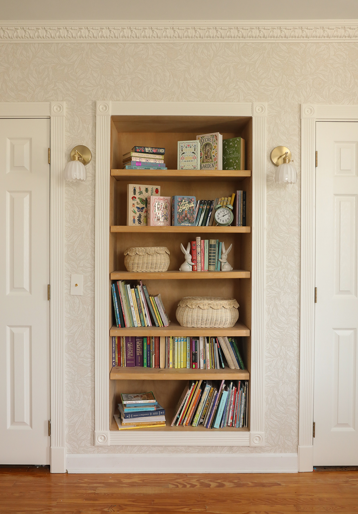 girls room design - bookshelf decor - IHOD